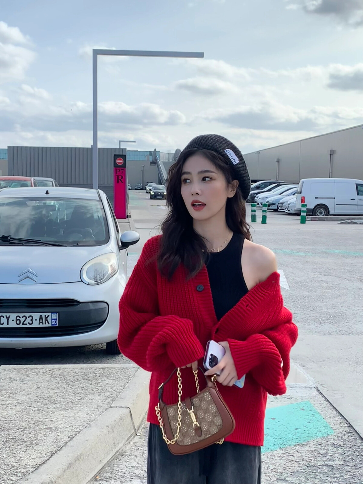 《以愛為營》白鹿戲外7大超減齡穿搭！秋冬亮色系針織衫是關鍵，泡泡袖元素修飾頭身比