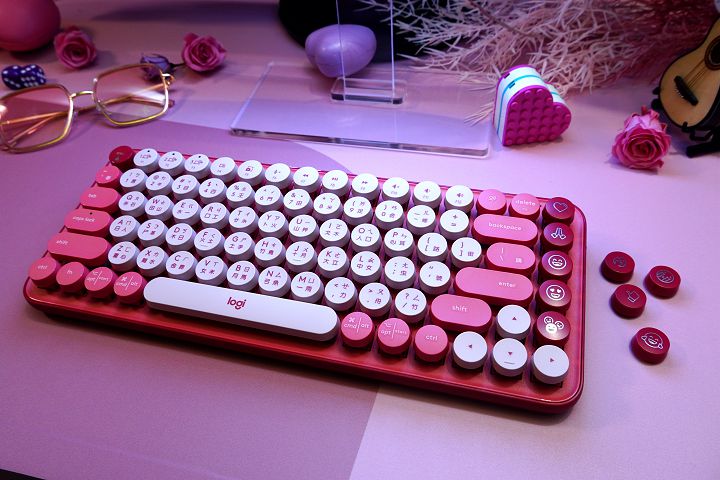 羅技發表 POP KEYS 無線機械式鍵盤，首創客製化 EMOJI 表情符號快捷鍵設計