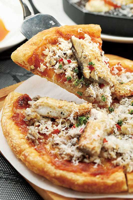 別具創意的「牛奶魚披薩」，虱目魚經過窯烤後，脂香誘人。（6吋520元、10吋880元）（圖／于魯光攝）