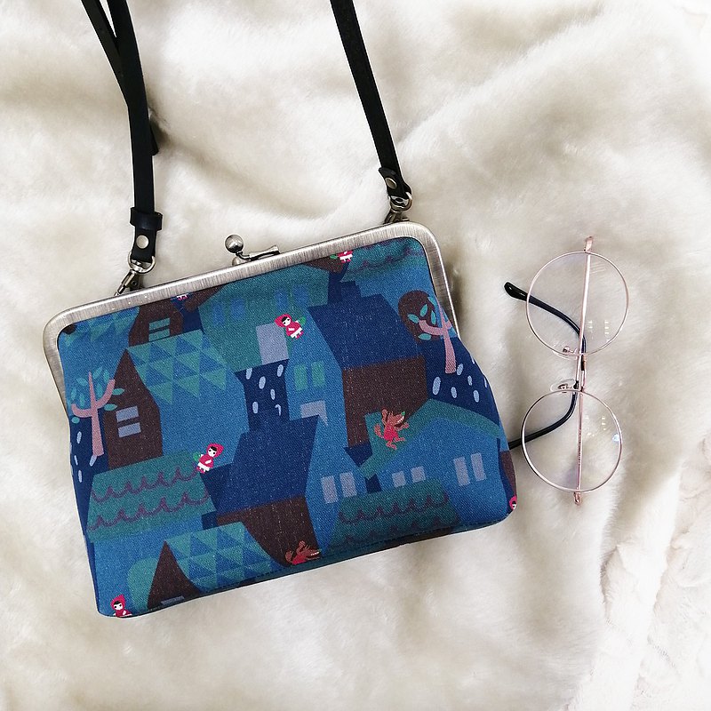 這次推出的仕女斜背包， 喜歡這種簡約帶點甜美的人不要錯過， 老師傅手工敲打的古銅色金屬口金， 配上年輕設計師原創的圖騰， 老工藝與文創新火花的結合 非常美❤