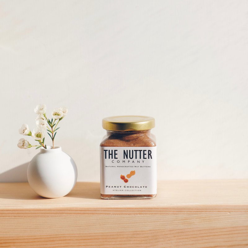 成份: 花生、黑巧克力 成份只得2種，不另加糖、鹽、油、添加劑及防腐劑 於香港有牌廚房每週限量新鮮手工製造