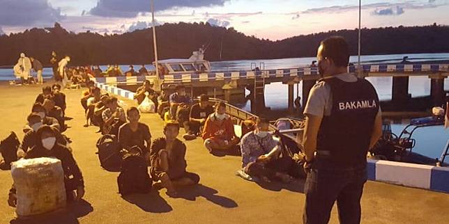 47 TKI dari Malaysia Diamankan di Pangkalan Armada Zona Maritim Barat  Bakamla | Kompas.com | LINE TODAY