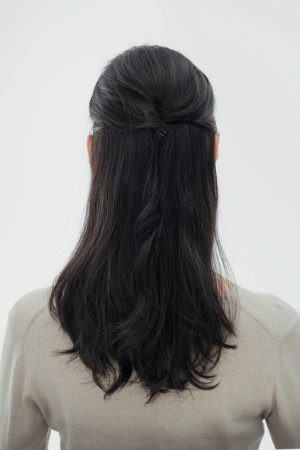 髪をこっそり引き上げて 顔のたるみをリフトアップする方法