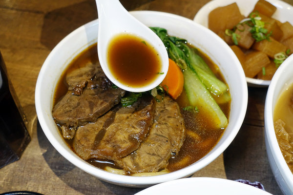 牛莊園牛肉麵，大安區四維路美食，科技大樓站牛肉麵，香煎雪花牛肉麵、蔬果湯頭牛肉麵，成功國宅旁得獎牛肉麵(含牛莊園菜單)