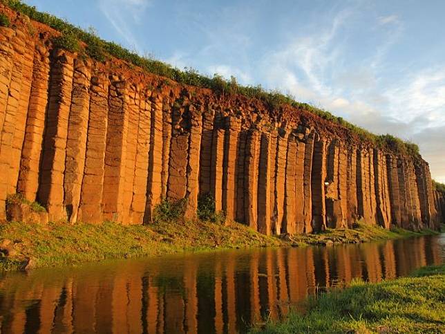 澎湖知名景點--大菓葉，距離施放點較遠，煙火看起來比較小，但不用人擠人，且可將完整長的煙火美景收入眼底。(圖片提供／IG@jiaying.zhu)