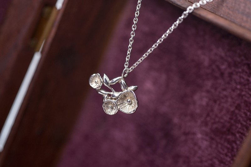 有時候旅行的奇遇，就是那些不知名的花草樹木，襯著陽光帶來的美好！ 花朵的抽象造型，搭配樹葉與樹枝交錯的戒環，充滿生命力的戒指！ 希望可以鼓舞過於忙碌的現代人，放慢腳步，感受身邊四季的變化，與自然的禮讚