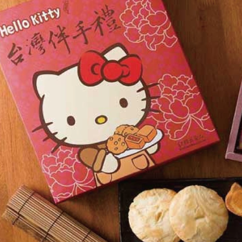 【商品特色】 紅櫻花】 Hello Kitty 造型鳳梨酥紅櫻花 Hello Kitty 造型鳳梨酥，鳳梨酥內餡使用純正100%鳳梨熬煮製做而成，可以直接品嚐到鳳梨纖維濃郁的果香，微酸微甜口口都是幸福