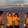 夕暮れに溶けた光の欠片、指先で揺れる記憶