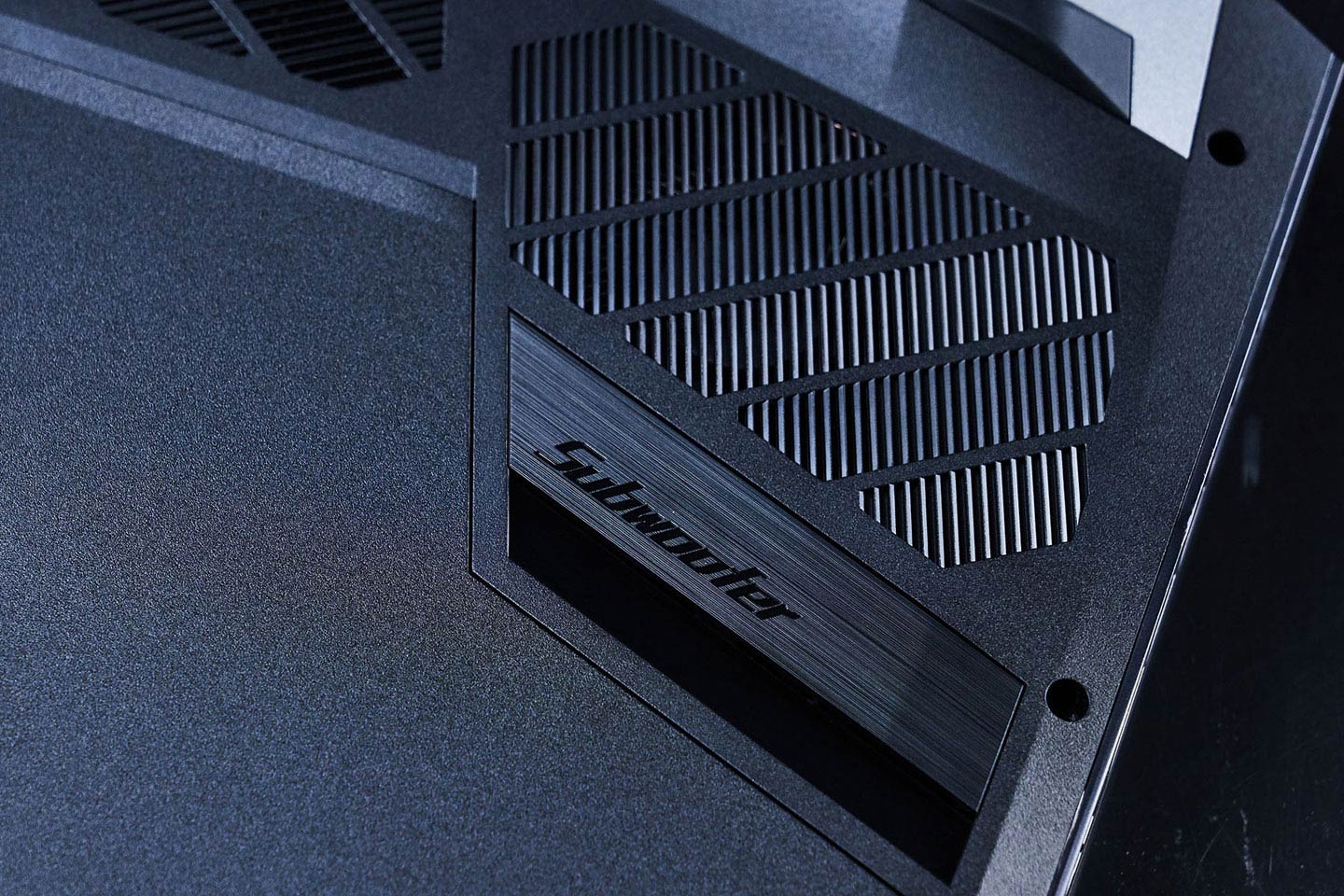 Predator Helios 700 支援 5.1 聲道音效，在機身底部也設置了超低音喇叭。