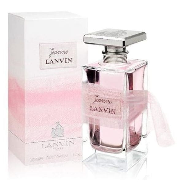 詳細介紹 LANVIN【珍．浪凡】女性噴式淡香精 源自於法國時尚品牌浪凡的靈感，透明晶瑩的玻璃瓶身，捆綁住柔粉純真的薄紗，拉住了飄逸的性感，讓花朵的芬芳從此處延展…… Jeanne LANVIN的香氣