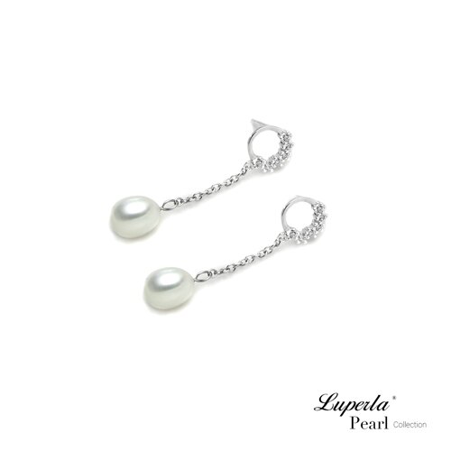 深情詩人羅葉：珍珠是從一粒細沙開始的，愛也是。猶如帶著愛的見證與祝福，讓珍珠為您傳遞情意獻給最愛的她，值得您獨一無二的珍心寵愛。55年經典魅力品牌，致力創造永恆經典工藝，luperla的細緻完美襯托出