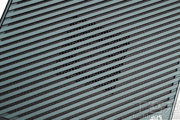 散熱設計 上蓋部位布滿散熱孔，內部還可見到金屬網的特殊設計。