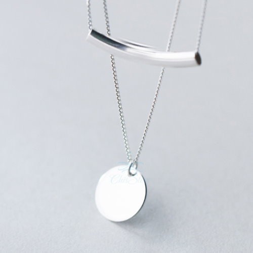 項鍊從鎖骨再向下延伸經典的圓片結尾氣質又俐落的一款飾品抗過敏好品質下單數量1=1條整體純銀打造優雅細緻好品質但還是不建議下水唷純銀會氧化可以使用拭銀布擦拭或者洗銀水洗滌Chis提供多樣從頭到腳的美麗配