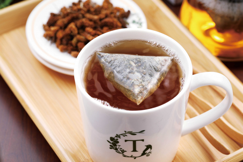 24節氣飲品是將裝有中草藥複方的茶包，放入高壓漩沖壺內，以加溫水漩沖而成。（80元） （圖／于魯光攝）