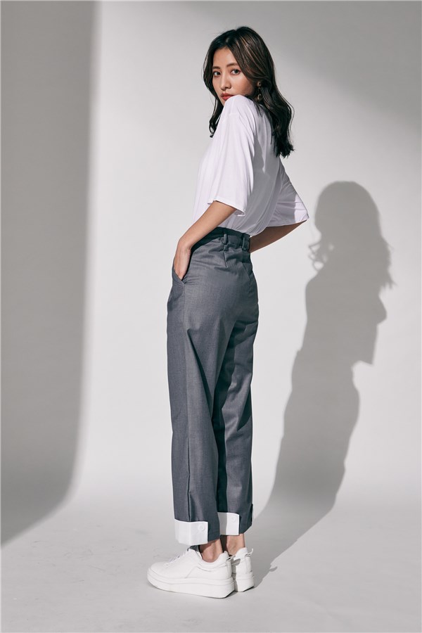 甜酷女孩打褶西裝褲