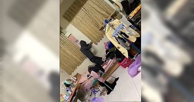 黑衣男闖租屋處「破壞插座」！女大生「手機錄影」 他嚇壞爬窗逃出