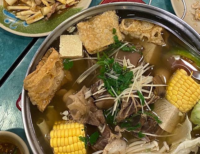 ▲濃郁又甘甜的湯頭與軟嫩彈牙的羊肉，沾上一點豆瓣腐乳醬，堪稱人間美味！（圖/岡山正味羊肉專賣店）