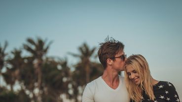 【男人研究所】兩性專家解析5個男人「認真想進一步」的曖昧舉動！尤其「這個」行為根本就是要對妳開把啦～