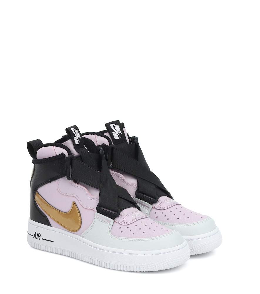 Offer your little one the royal treatment with the Air Force 1 Highness sneakers from Nike Kids.