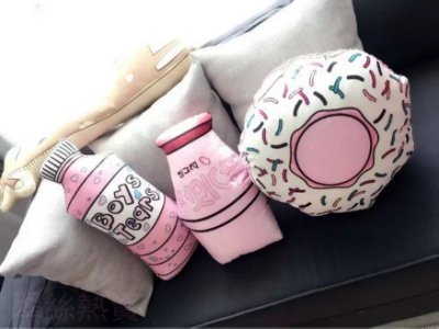 少女心爆款的抱枕 雙面數碼印花 超柔寶寶絨親膚柔軟 抱枕尺寸：粉色沁心45*20CM 草莓養樂多38*30CM 粉甜甜圈40*40CM
