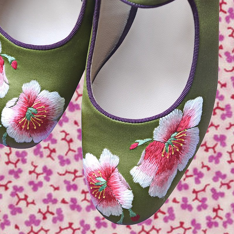 綠茶款應該是我們摩登繡鞋成立至今一直保留製作的一款鞋，綠茶的綠色不容易形容，搭配上你的牛仔褲是再合適不過的組合，它好像沒有太多的季節性，除了嚴寒的冬季，它在其他季節出現都會挺合適。