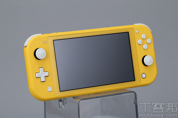 由於 Nintendo Switch Lite 的螢幕僅剩 5.5 吋，所以視覺上邊框看起來就佔了很大空間，畫面解析度不變且依然支援多點觸控。