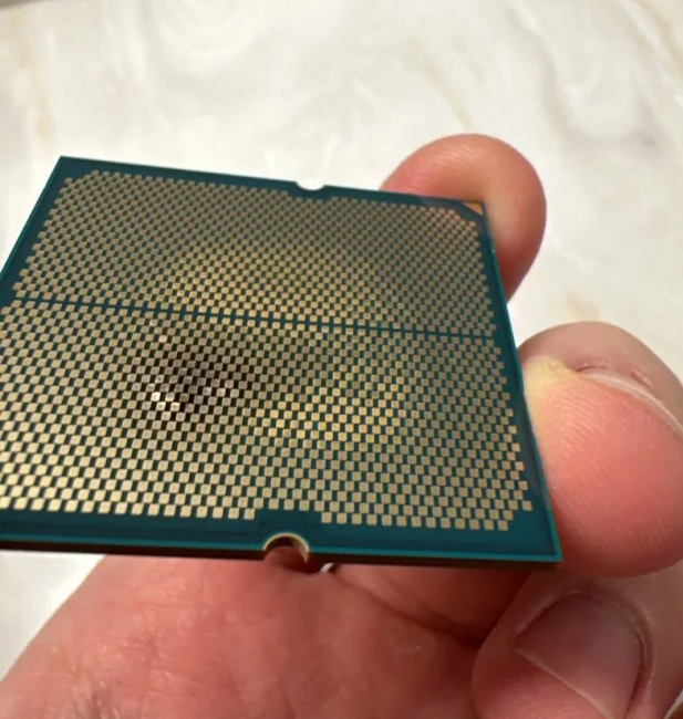 網友回報 AMD Ryzen 7000X3D 系列處理器，可能有因電壓過高而燒毀的情況。圖片來源：Reddit