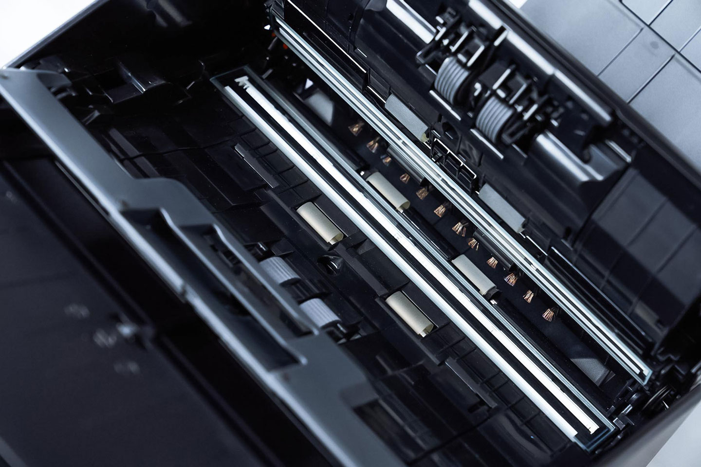 將 iX1600 機身正面的外蓋翻開，內部構造一目了然，包括耗材組(上下滾輪)和日常需要清潔維護的玻璃鏡頭。同時遇到掃描卡紙時，也只要開啟上蓋即可將卡紙排除。