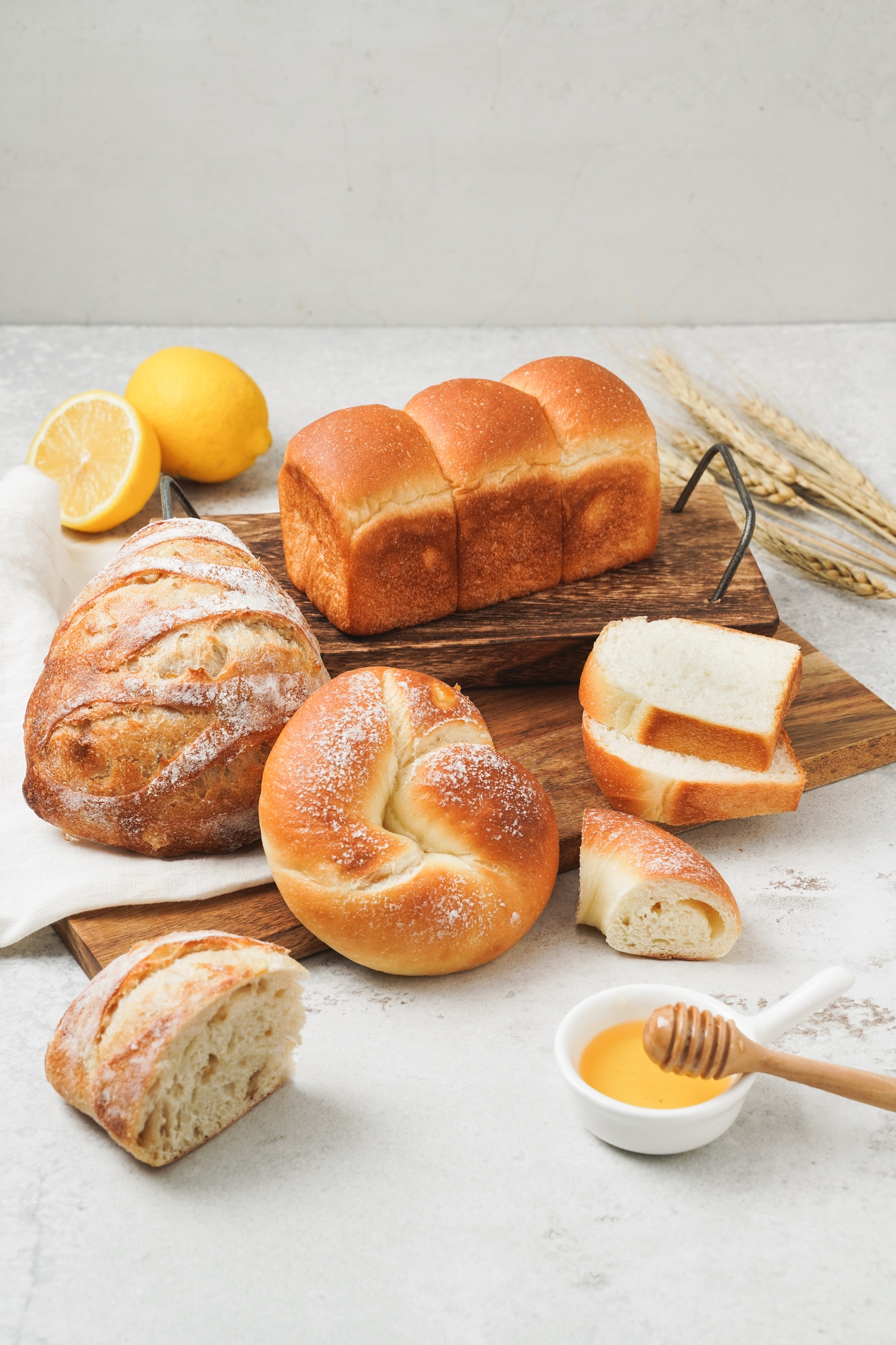 珠寶盒全新推出清香消暑的「蜂蜜系列麵包」：蜂蜜山形小吐司(70元)、蜂蜜圈圈(60元)…甜美滋味喚醒夏季味蕾。(圖片來源/珠寶盒法式點心坊)