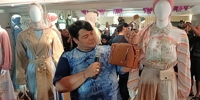 Pendapatan Butik Menurun, Ivan Gunawan Tertolong Jualan Peyek