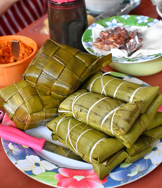 Mirip Lontong Buras Kuliner Khas Makassar Yang Bergizi Dan Bikin Kenyang Kulinear Line Today