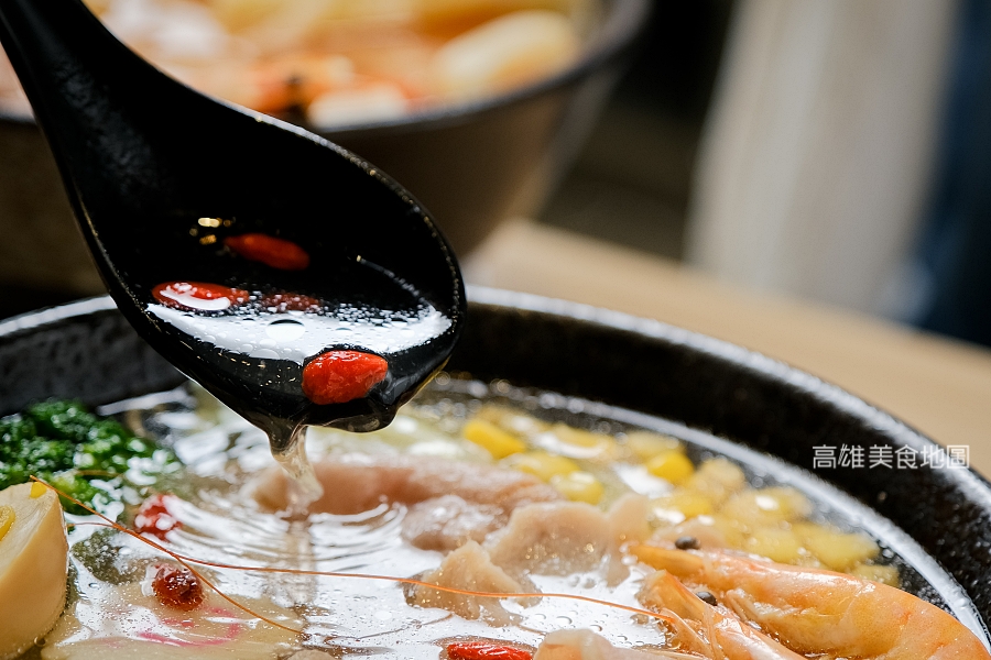 伊府將鍋燒(高雄美食)－痛風值超飆！浮誇系龍蝦牡蠣爆蛤鍋燒，10款口味湯底搭自製意麵平價吃