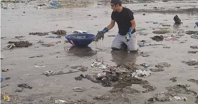 5年淨灘！大浪打來「千噸垃圾」又上岸　律師絕望：海龜，抱歉我盡力了