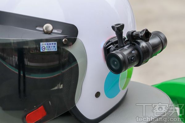 如果要安裝在安全帽上，需特別注意風阻及掉落問題，以及是否具備快拆功能。