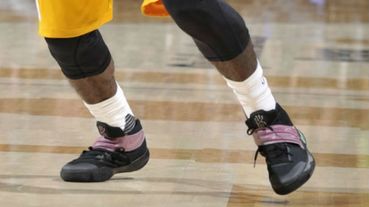 選手實著 / Kyrie Irving 著用 Nike Kyrie 2 ’Razzle Dazzle’
