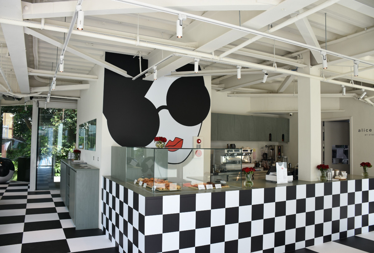 最潮打卡咖啡店！CAFE ACME聯名alice + olivia打造露天咖啡，頭像餅乾、聯名杯必入手