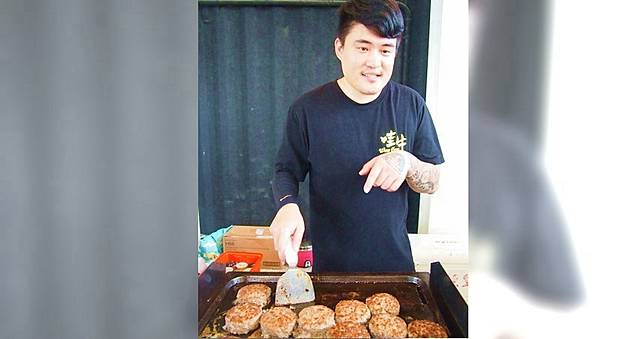 【漢堡渣男1】欠薪砸車毆女友　假面王子義賣騙愛心
