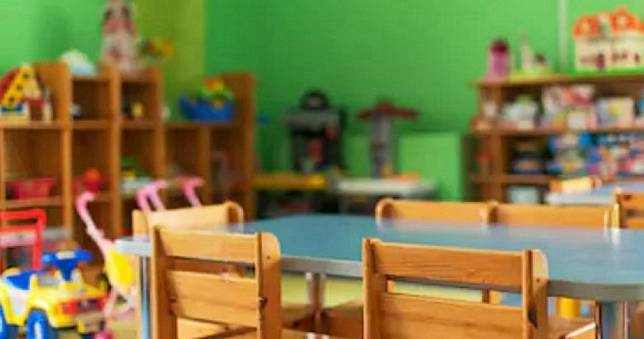 狼師把「幼兒園當後宮」！趁午休蓋被「撫胸+磨蹭」4名女童