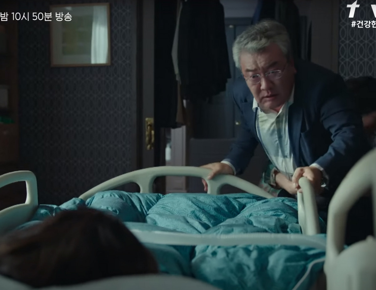 《惡之花》網友猜測分析3：白爸好奇怪？網猜他在做「器官買賣」？