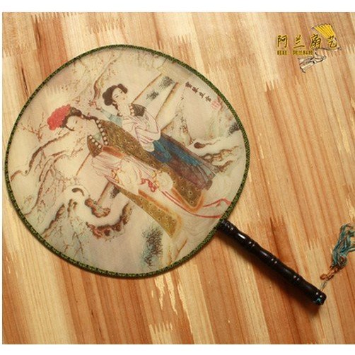 【品名】：大號宮廷款團扇真絲舞蹈團扇 【尺寸】：扇面直徑為23.5CM左右.扇柄為13CM,共計長度為36.5CM左右 材質:真絲+木質 使用範圍：舞蹈團隊舞蹈節日舞蹈彩排廣場舞等均可 條 碼4350