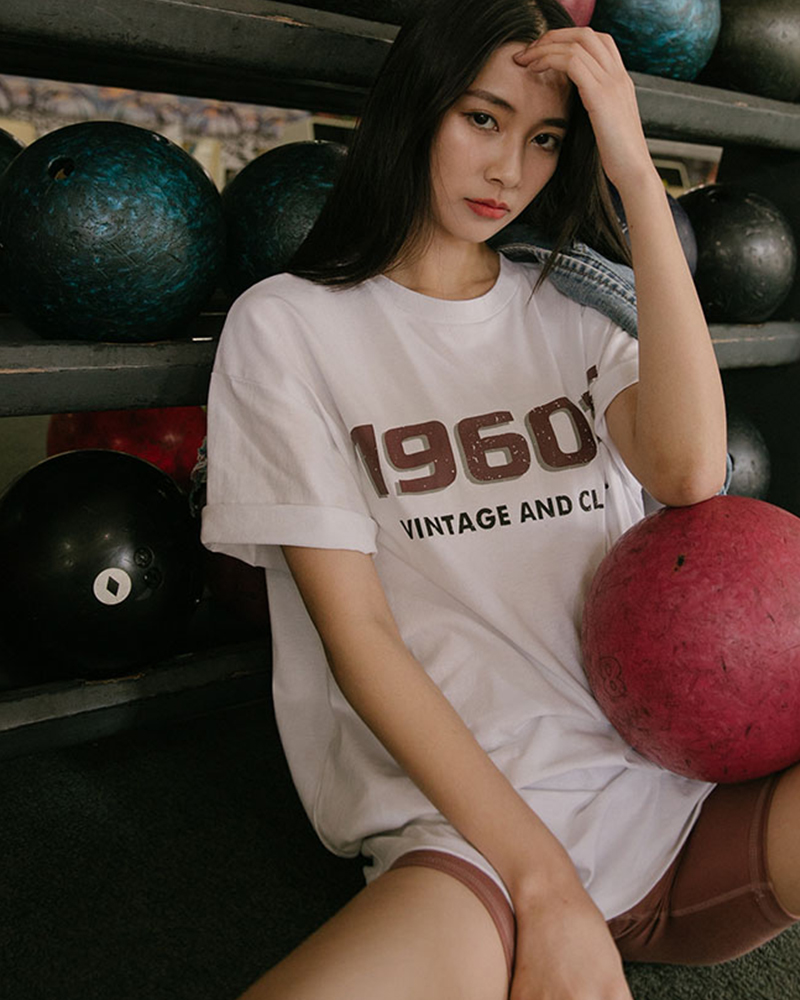 前印刷/寬鬆版型商品長度/適中商品版型/寬鬆商品厚薄/適中商品彈性/佳*深色布料因穿著時接觸人體溫度及洗滌後有脫色及染劑移染狀況，第一次下水脫色為正常現象。*棉/麻為天然纖維的面料，因吸濕性較一般材質