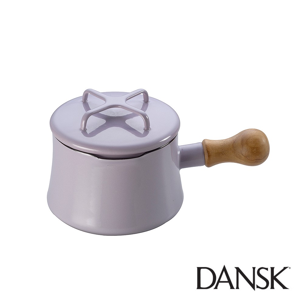 甚至連丹麥王室與法國羅浮宮都珍藏。【經典歷久不衰】而後DANSK 歷經20多年的停產時間，甚至造成二手琺瑯鍋蒐集熱潮。2012年在眾所期待之下，DANSK 克服了生產製程上的困難，以更優良的標準復刻生