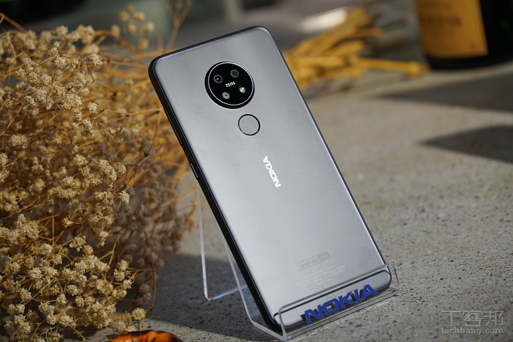 Nokia 7.2 機身採用特殊聚合物複合材料，搭配真空鍍膜多塗層背蓋。