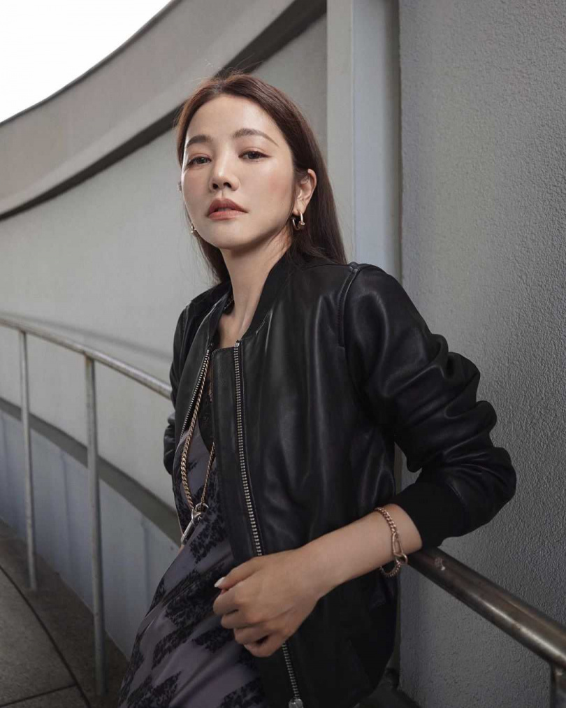  許路兒穿著 ORTEN 皮革飛行員夾克 。