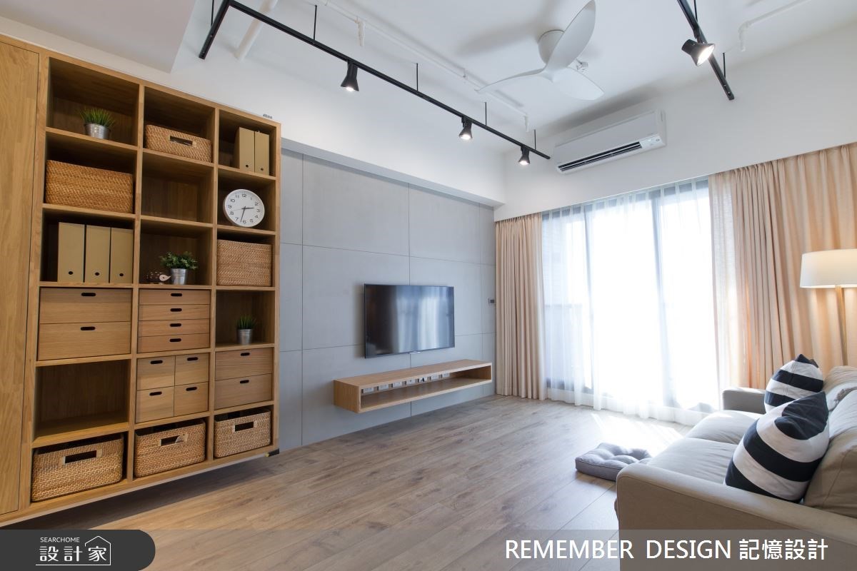 客廳通常都是居家公共空間中的收納重點區，利用不落地的開放式格狀櫃搭配藤編籃或抽屜櫃，可以收納遙控器電線等各種雜物，也有空間擺放植栽時鐘等生活擺飾品