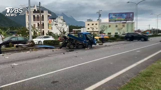 驚魂！休旅車撞小貨車　兩車成廢鐵釀5傷