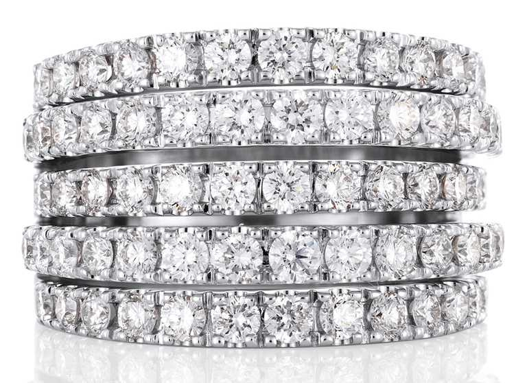 DE BEERS「Classic Line」系列五層鑲鑽戒指╱398,000元。（圖╱DE BEERS提供）