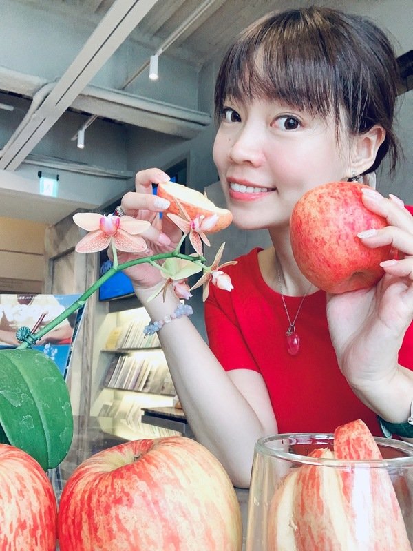 「台中水果禮盒推薦」萬泰水果國外進口直送到府，新鮮完整智利袋裝蘋果水果開箱分享