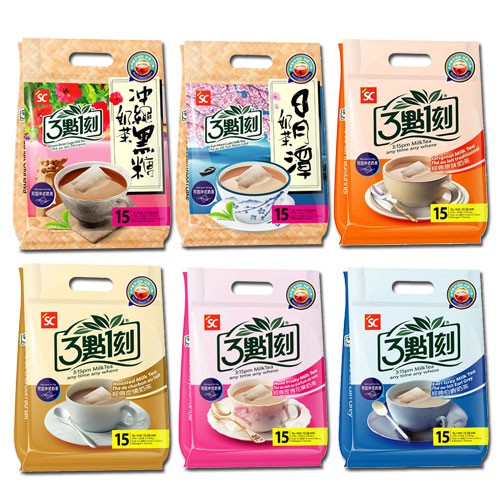 **請留意12袋只適用於宅配喔~~~經典原味奶茶【內容物】細糖、奶精(氫化棕仁油、葡萄糖漿、牛奶蛋白、磷酸氫二鉀、多磷酸鈉、單及雙脂肪酸甘油酯、單及雙脂肪酸甘油二乙醯酒石酸酯、二氧化矽、胡蘿蔔素)、紅茶、烏龍茶【營養標示】每一份量 20公克 、本包裝含 15份 每份：熱量 93.4大卡、蛋白質 0.4公克 、脂肪 3.1公克 、飽和脂肪 3.1公克 、反式脂肪 0公克 、碳水化合物 15.9公克 、糖12.1公克 、鈉 6毫克每100公克：熱量 467.2大卡、蛋白質 2.2公克 、脂肪 15.6公克 、飽和脂肪 15.4公克 、反式脂肪 0公克 、碳水化合物 79.5公克 、糖 60.4公克 、鈉 31毫克經典炭燒奶茶【內容物】細糖、奶精(氫化棕仁油、葡萄糖漿、牛奶蛋白、磷酸氫二鉀、多磷酸鈉、單及雙脂肪酸甘油酯、單及雙脂肪酸甘油二乙醯酒石酸酯、二氧化矽、胡蘿蔔素)、紅茶、烏龍茶、咖啡粉【營養標示】每一份量 20公克 、本包裝含 15份 每份：熱量 92.7大卡、蛋白質 0.5公克 、脂肪 3公克 、飽和脂肪 2.9公克 、反式脂肪 0公克 、碳水化合物 15.9公克 、糖11公克 、鈉 11毫克每100公克：熱量 463.3大卡、蛋白質 2.7公克 、脂肪 14.9公克 、飽和脂肪 15.4公克 、反式脂肪 0公克 、碳水化合物 79.6公克 、糖 55.2公克 、鈉 56毫克日月潭奶茶 世界風情【內容物】細糖、奶精(氫化棕仁油、葡萄糖漿、牛奶蛋白、磷酸氫二鉀、多磷酸鈉、單及雙脂肪酸甘油酯、單及雙脂肪酸甘油二乙醯酒石酸酯、二氧化矽、胡蘿蔔素)、紅茶、烏龍茶【營養標示】每一份量 20公克 、本包裝含 15份 每份：熱量 93.8大卡、蛋白質 0.6公克 、脂肪 3.3公克 、飽和脂肪 3.1公克 、反式脂肪 0公克 、碳水化合物 15.5公克 、糖9.4公克 、鈉 12毫克每100公克：熱量 469大卡、蛋白質 2.9公克 、脂肪 16.3公克 、飽和脂肪 15.6公克 、反式脂肪 0公克 、碳水化合物 77.6公克 、糖 46.8公克 、鈉 58毫克經典伯爵奶茶【內容物】細糖、奶精(氫化棕仁油、葡萄糖漿、牛奶蛋白、磷酸氫二鉀、多磷酸鈉、單及雙脂肪酸甘油酯、單及雙脂肪酸甘油二乙醯酒石酸酯、二氧化矽、胡蘿蔔素)、紅茶、烏龍茶、食用香料【營養標示】每一份量 20公克 、本包裝含 15份 每份：熱量 90.4大卡、蛋白質 0.5公克 、脂肪 2.6公克 、飽和脂肪 2.6公克 、反式脂肪 0公克 、碳水化合物 16.3公克 、糖11.7公克 、鈉 8毫克每100公克：熱量 452.2大卡、蛋白質 2.4公克 、脂肪 13公克 、飽和脂肪 12.9公克 、反式脂肪 0公克 、碳水化合物 81.4公克 、糖 58.4公克 、鈉 38毫克經典玫瑰花果奶茶 【內容物】細糖、奶精(氫化棕仁油、葡萄糖漿、牛奶蛋白、磷酸氫二鉀、多磷酸鈉、單及雙脂肪酸甘油酯、單及雙脂肪酸甘油二乙醯酒石酸酯、二氧化矽、胡蘿蔔素)、紅茶、玫瑰花果粉(水果粉、紅葡萄果汁、蘋果果汁、糖、麥芽糊精、檸檬酸、蘋果酸、檸檬酸鈉、葡萄皮色素、焦糖色素、香料、玫瑰香料、二氧化矽)、烏龍茶【營養標示】每一份量 20公克 、本包裝含 15份 每份：熱量 91.9大卡、蛋白質 0.5公克 、脂肪 2.8公克 、飽和脂肪 2.8公克 、反式脂肪 0公克 、碳水化合物 16.2公克 、糖11.9公克 、鈉 9毫克每100公克：熱量 459.7大卡、蛋白質 2.3公克 、脂肪 14.1公克 、飽和脂肪 13.9公克 、反式脂肪 0公克 、碳水化合物 80.9公克 、糖 59.5公克 、鈉 47毫克沖繩黑糖奶茶 世界風情【內容物】奶精(氫化棕仁油、葡萄糖漿、牛奶蛋白、磷酸氫二鉀、多磷酸鈉、單及雙脂肪酸甘油酯、單及雙脂肪酸甘油二乙醯酒石酸酯、二氧化矽、胡蘿蔔素)、黑糖、細糖、紅茶、烏龍茶、食用香料【營養標示】每一份量 20公克 、本包裝含 15份 每份：熱量 92.2大卡、蛋白質 0.5公克 、脂肪 3.1公克 、飽和脂肪 3公克 、反式脂肪 0公克 、碳水化合物 15.5公克 、糖9.3公克 、鈉 10毫克每100公克：熱量 461大卡、蛋白質 2.5公克 、脂肪 15.6公克 、飽和脂肪 15.1公克 、反式脂肪 0公克 、碳水化合物 77.7公克 、糖 46.7公克 、鈉 51毫克內容量：20g x 15pcs原產地(國)：台灣保存期限：2年廠商名稱：石城實業股份有限公司廠商電話：04-23587898廠商地址：台中市台灣大道四段847號15樓投保產品責任險字號：120102PLON000072食品業者登錄字號：B-186117471-00000-4※ 本產品含有牛奶製品，請消費者購買時仔細閱讀成份標示。#茶包式奶茶 #美食部落客推薦 #台灣烏龍茶 #可回沖式奶茶 #奶茶香 #無添加茶精 #真奶茶 #3點1刻 #三點一刻 #黑糖奶茶