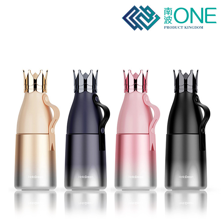 皇者 / 皇后般的皇冠杯蓋，可提可飲水 . 可承受高熱保溫 / 極寒保冷 . 皇冠外觀，上課 / 上班 / 運動 / 泡茶 皆宜 商品特色 ◤. 皇冠杯蓋設計，食品級PP材質，可提拿、可飲水，最貴氣的